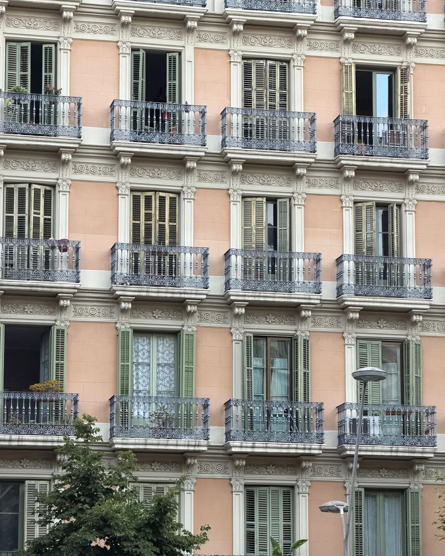 Fachada residencial del Eixample de Barcelona con balcones