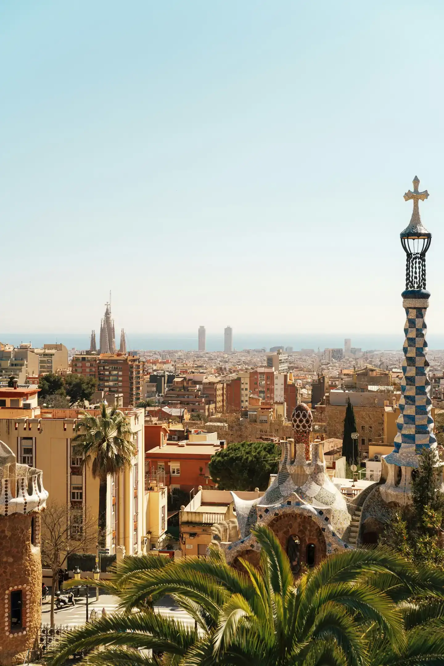 Panorámica cálida de Barcelona y su tejido urbano